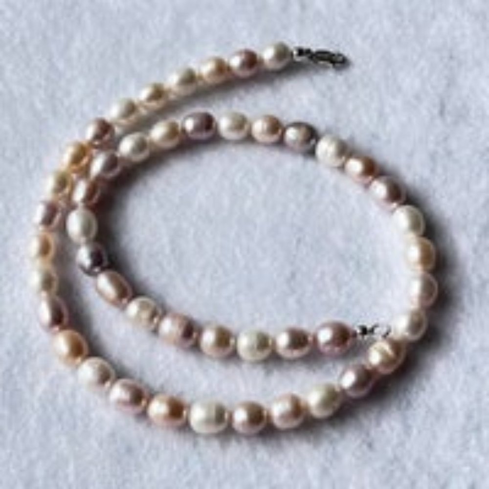 NWOT Shades of Pink Cultured Pearl Necklace w/Sterling Silver Clasp